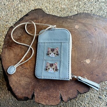 パスケース2枚用 小銭入れ付き（ライトグレーの革に茶トラ猫の刺繡）03003-51