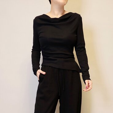 【2026新作】綿混立体的なタック＆スリット入りボートネックカットソーT（ブラック）26001BKF