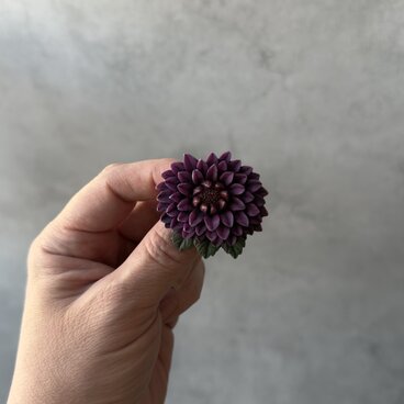 288 ヴィンテージ 静かな紫がひらく花 ― プラスチックフラワーブローチ