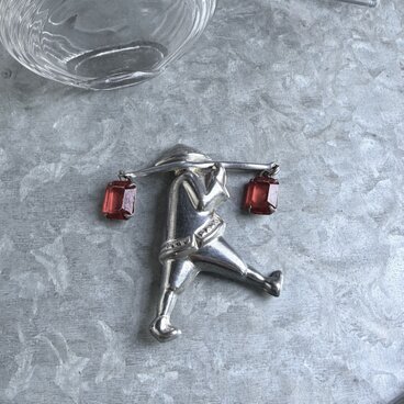 SC146-ヴィンテージブローチ U.S.A. 1940〜50's Orientalism Figural Porter