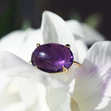 大粒アメジストの14mmのカボション爪留めリング　～濃色（こきいろ）