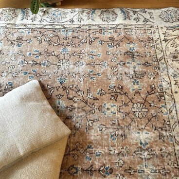 137×232大判ピンクベージュ×ブルー　草花ボタニカル　トルコヴィンテージラグ