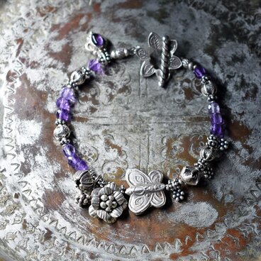 蝶＆お花、多彩カレンシルバー、アメジスト、シルバー小花、シルバー装飾アメジストのブレス