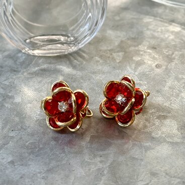Y1251-ヴィンテージイヤリング  U.S.A.  Red Faceted Petals Crystal Bezel