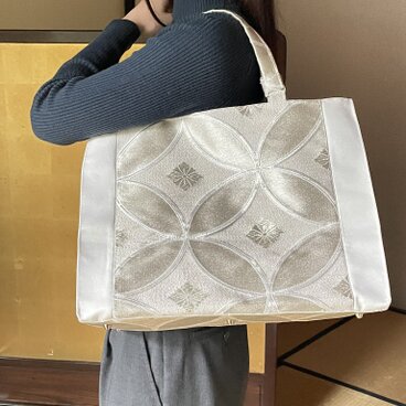 銀色の帯地トートバッグ｜A4対応・底鋲付き・軽量380g｜着物リメイク【一点もの】