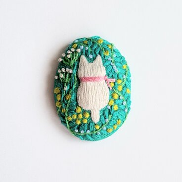こねこと草花の刺繍ブローチ(botanical）#435