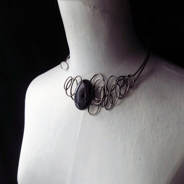 結晶を包み込んだオニキスのシルバーチョーカー