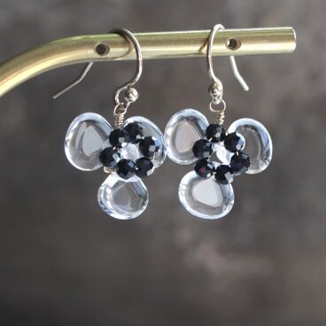 透明に咲くクリアフラワー | 天然石 クリスタルクォーツ×ブラックスピネル | 14Kgf ピアス/イヤリング