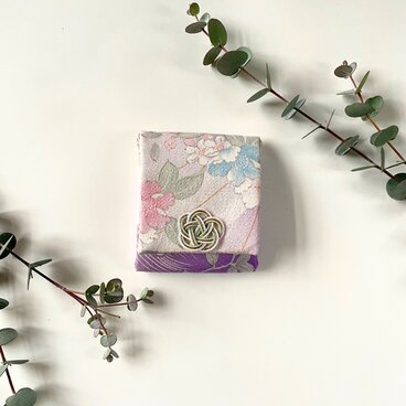 菖蒲色の正絹アクセサリーケース｜鏡付き・水引飾り｜着物リメイク【一点もの】