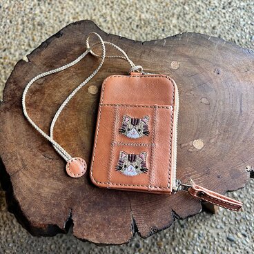 パスケース2枚用 小銭入れ付き（パールオレンジの革に茶トラ猫の刺繡）03003-52