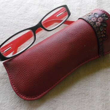 レザークラフトメガネケース　刻印＆拭き染めの