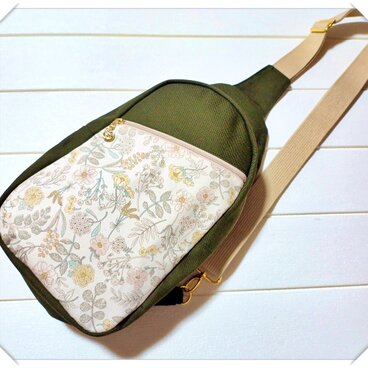 ビューティフルガーデンのボディバッグ