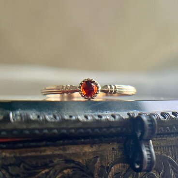 K10YG 柘榴石のタルトリング