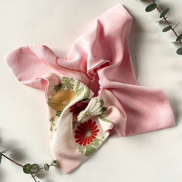 桜色の正絹スクエアシュシュ｜菊模様・軽やかデザイン｜着物リメイク