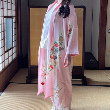 桜色の正絹ガウン｜軽やか・ふんわりシルエット・菊模様｜着物リメイク【一点もの】