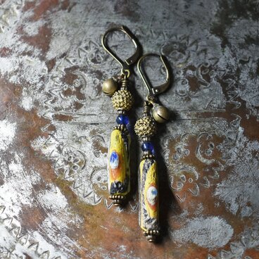 モザイク模様ローマングラスとイブルービーズ、つぶつぶブラス、民族鈴のピアス