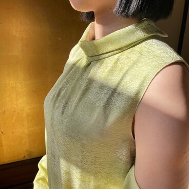 若菜色の正絹ワンピース｜付け外し可能な袖・2WAY仕様｜着物リメイク【一点もの】
