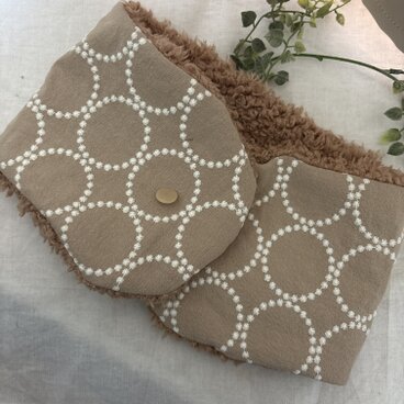 ハンドメイド☆ネックウォーマー北欧リネンベージュサークル刺繍ファ
