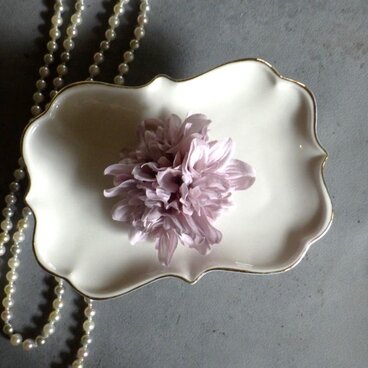 横顔を引き立てる ダリアのコサージュ■ アンテイークモーブ  ■  スターダリア 3輪合わせ