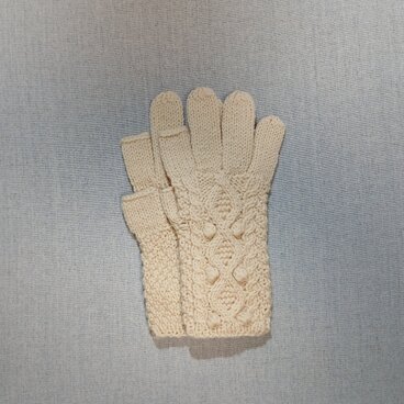 メリノウール100%スマホ対応手袋のクリーム色(女性用Mサイズ)
