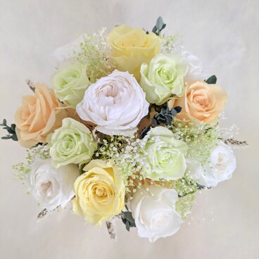 プリザーブドフラワー／ふんわりと明るく優しい薔薇たちの白い陶器アレンジ（フラワーケースリボンラッピング）