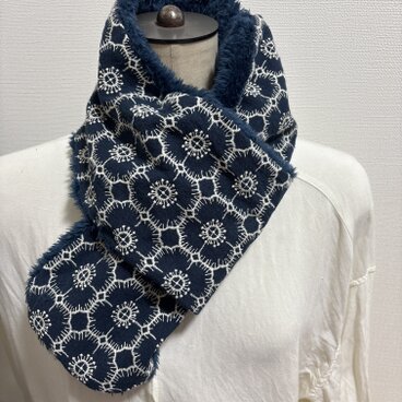 ハンドメイド◆差し込み式マフラー紺カメリア刺繍ファ
