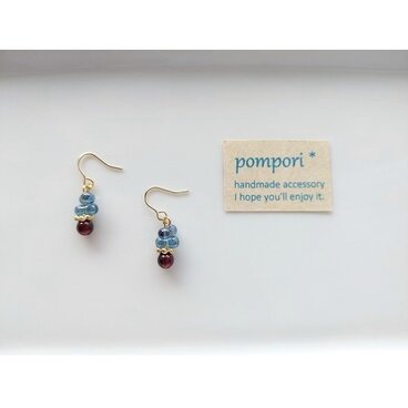 デニムブルーとガーネットのプチピアス