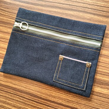ぺたんこポーチ ☆ 岡山デニム【オリーブ×オフ】セルビッチ　赤耳　ポーチ　小物入れ　マスク　通帳　お薬手帳