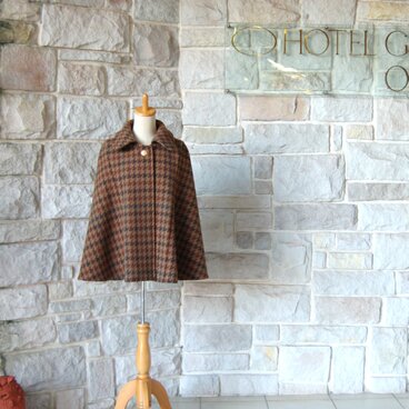 【エレガント ケープ コート】 大柄 ブラウン系 千鳥格子（brown houndstooth）ゴールドクラウンボタン