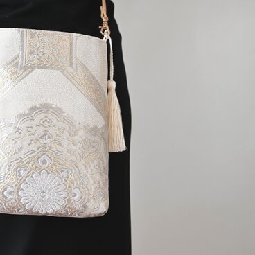 【華紋模様織 ゴールド・クリーム色　シルク帯リメイク　スマホショルダーバッグ】結婚式バッグ、フォーマルバッグとしても。