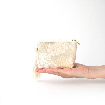 【花丸模様　ベージュ・シルバー　シルク帯リメイク　ミニポーチ】カードケース、ポーチ小さめ、誕生日ギフトにも。のコピー