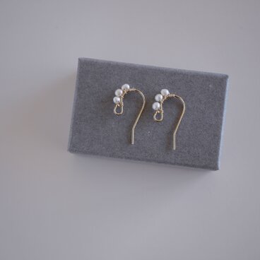 蕾 ｜14kgf 小さな淡水パール フックピアス 上品 小さい 華奢