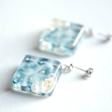 レジンアート　スクエアピアス〈水紋・コバルトブルー〉