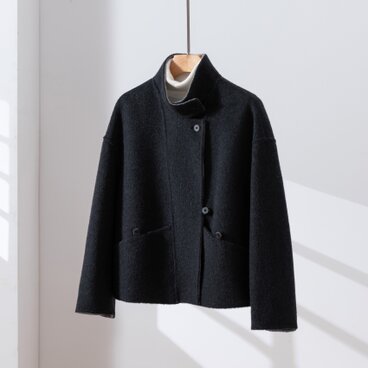軽やかで品格あるショートコート　 ウール混ダブルフェイスショートコート 　ダークグレー　260108-2