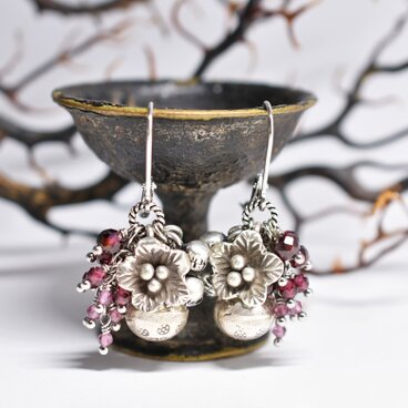 鈴とお花カレンシルバー、たわわなガーネット、インドシルバー鈴のピアス