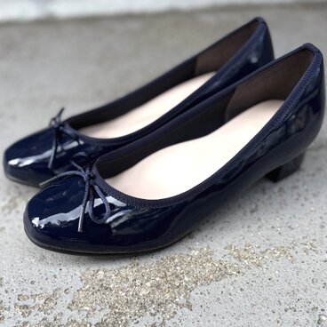 23.0cmのみ　エナメル　 3cmヒール　スクエアシルエット　紺色パンプス