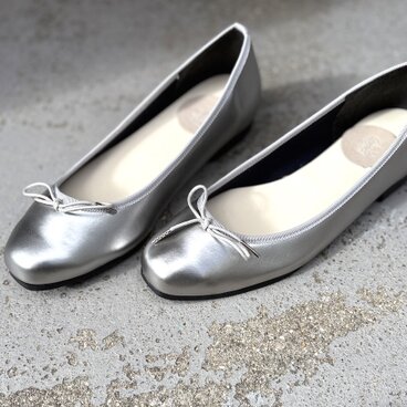 23.0cmのみ/マットシルバー/万能フラットパンプス/ワンマイルコーデにも