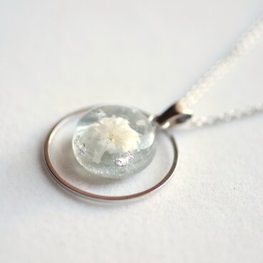 レジンアート　ラウンドペンダント〈宵闇の夢〉