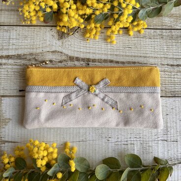 大人かわいい手刺繍ミモザリボンのペンケース　国産帆布　メガネケース　小物入れ　ミモザ　リボン　ギフト
