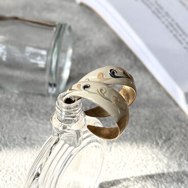 P744-ヴィンテージピアス U.S.A. Ivory Enamel Paint Swirl Hand-painted