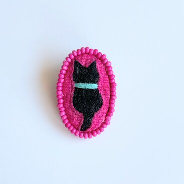 ビーズで飾ったこねこのミニ刺繍ブローチ【botanical】#437