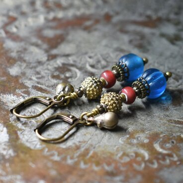 ナガ族スカイブルー蜜柑玉と金赤ホワイトハーツ、つぶつぶブラス、民族鈴のピアス民族鈴の小さなピアス