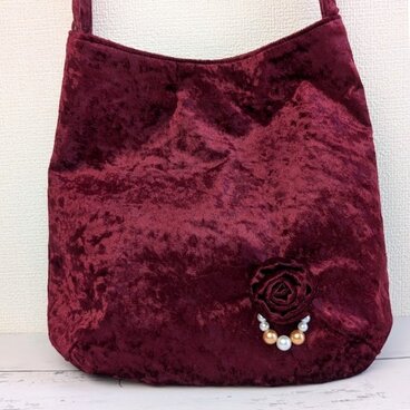 こっくりボルドーが大人かわいいバラモチーフのワンショルダーバッグ