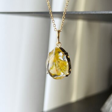 感謝と思いやりを、そっと胸元に宿して。今日という一日をやさしく彩る、ミモザ・ドロップ・ネックレス