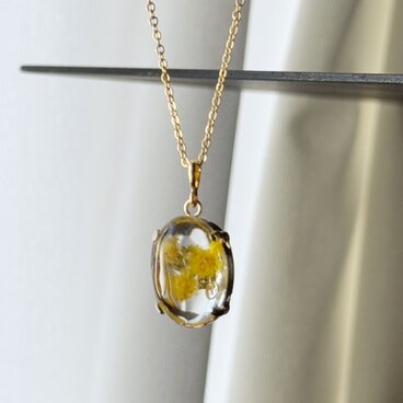 感謝の花ミモザを胸元に。装いに溶け込む透明感 ミモザのレジン・オーバル・ネックレス