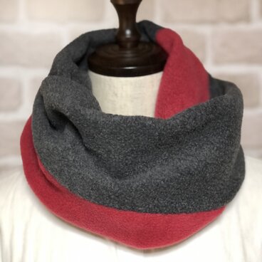楽チン❣️かぶるだけ★フリースのあったかスヌード❤️ルビーレッド×チャコールグレー