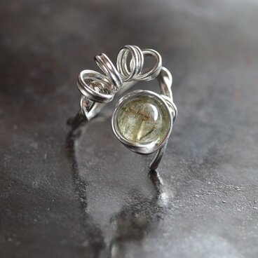 錫と天然石のオープンリング　MEGULY　グリーンルチル　らせん