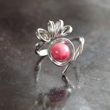 錫と天然石のオープンリング　MEGULY　キャンディージェイド　らせん