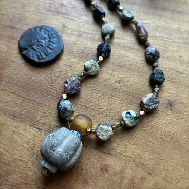 ＊悠久のときのネックレス。@テラコッタの出土ビーズ＋ローマングラスのかけらビーズ＋ガラスシードビーズ＋真鍮のアナスヤビーズ