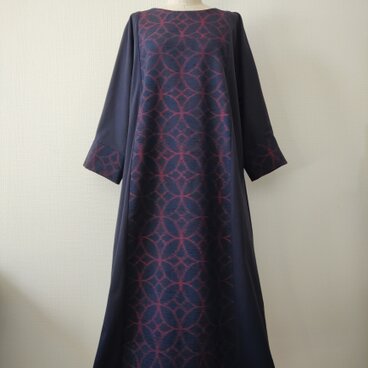 紬織紺地赤丸柄ワンピース